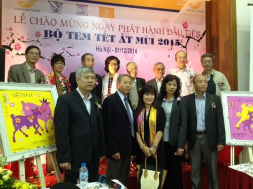 Vụ trưởng Vụ Bưu chính Nguyễn Thị Bội Lan và Chủ tịch VNPost Đỗ Ngọc Bình chụp ảnh lưu niệm với các đại biểu tại Lễ chào mừng Ngày phát hành đầu tiên của bộ tem