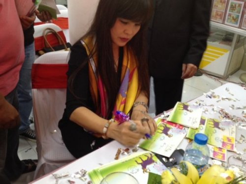Họa sĩ Võ Lương Nhi ký tặng những người chơi tem nhân dịp Ngày phát hành đầu tiên Bộ Tem Tết Ất Mùi 2015