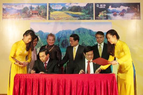 Bộ trưởng Bộ Thông tin và Truyền thông Nguyễn Bắc Son và Chủ tịch UBND tỉnh Ninh Bình Đinh Văn Điến ký phát hành bộ tem.