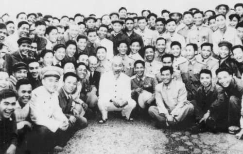 Bác Hồ chụp ảnh lưu niệm với các đại biểu dự Hội nghị mừng công của Trung đoàn 919 - trung đoàn không quân đầu tiên thuộc Cục Không quân - Hàng không dân dụng tại sân bay Gia Lâm, tháng 10/1960.