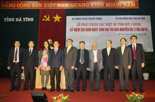 Thứ trưởng Bộ TT&TT Nguyễn Minh Hồng và các đại biểu dự Lễ phát hành đặc biệt bộ tem “Kỷ niệm 250 năm sinh Nguyễn Du (1765 - 1820)”.