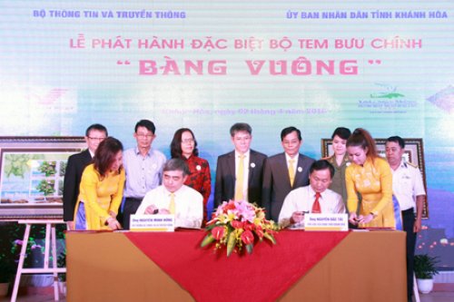 Thứ trưởng Bộ TT&TT Nguyễn Minh Hồng (trái) và Phó Chủ tịch UBND tỉnh Khánh Hòa Nguyễn Đắc Tài (phải) ký quyết định phát hành bộ tem “Bàng vuông”