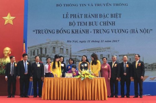 Chủ tịch Quốc hội Nguyễn Thị Kim Ngân ký phát hành đặc biệt bộ tem.
